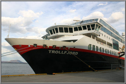 Die 'Trollfjord' im Hafen von Bergen