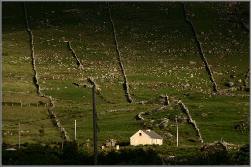 Weit hinauf in die Berge ziehen sich die Steinmauern.