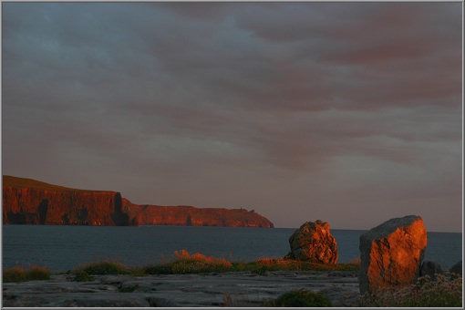 Die tiefstehende Sonne taucht die Küste bei Doolin und die Cliffs von Moher in ein zauberhaftes Licht