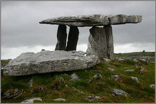 Der Dolmen Poulnbrone in The Burren