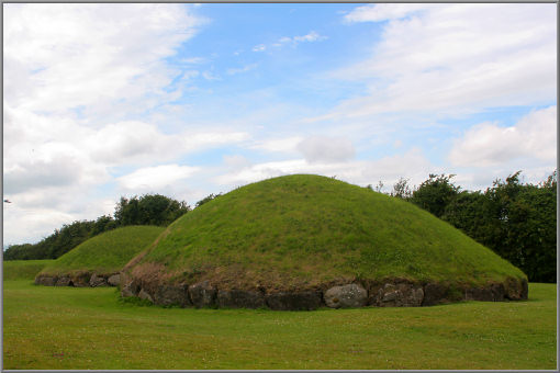 Einige Hügelgräber von Knowth