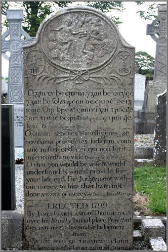 Kunstvoll gestalteter Grabstein in Monasterboice