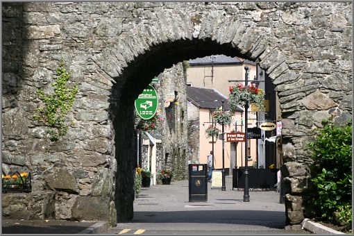 Durchs Stadttor führt der Weg ins Zentrum von Carlingford