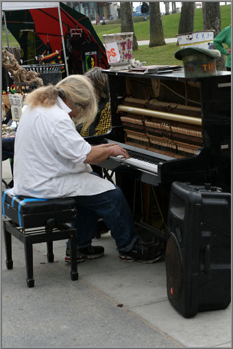 The lonesome piano player 
