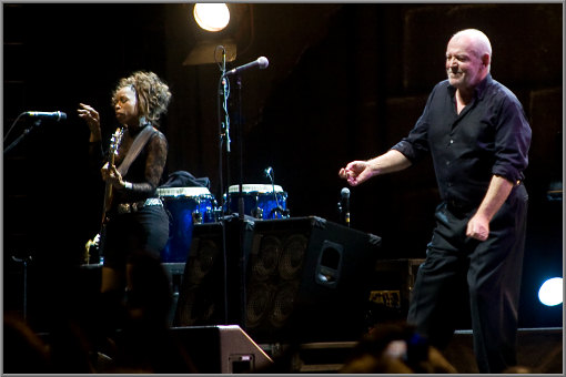 Joe Cocker spielt Luftgitarre