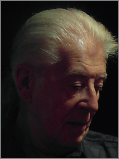 John Mayall signiert seine CD