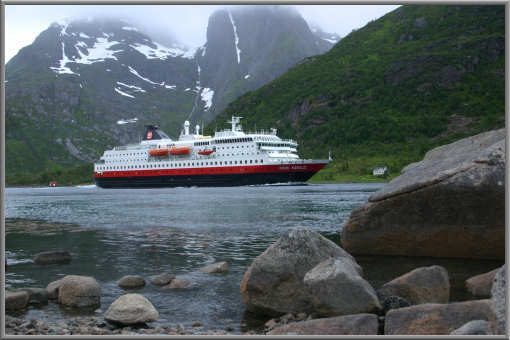 Die MS 'Kong Harald' im Raftsund