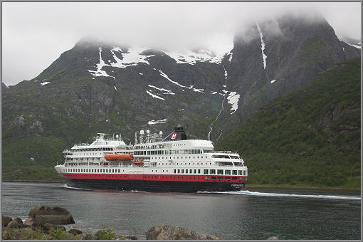 Die 'MS Finnmarken' im Raftsund
