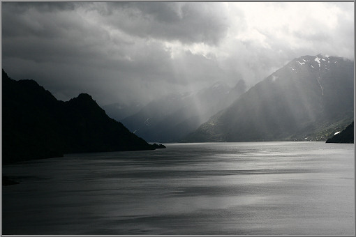 Regen über dem Sørfjord
