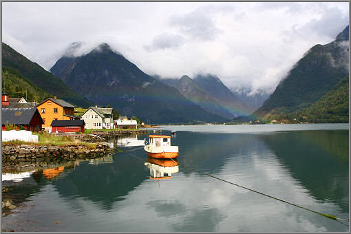Regenbogen überm Fjærlandsfjord