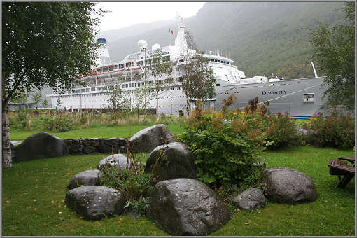 Kreuzfahrtschiff im Hafen von Flåm.