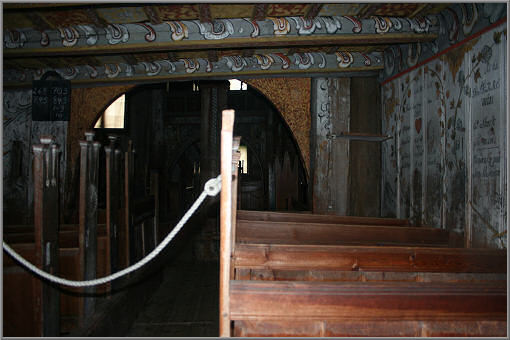 Reich verziertes Inneres Stabkirche in Nore