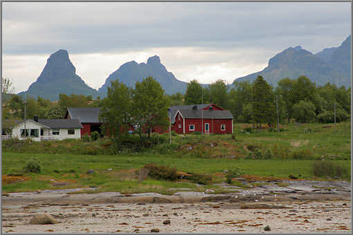 Nes, Blick auf die Gipfel bei Hamarøy