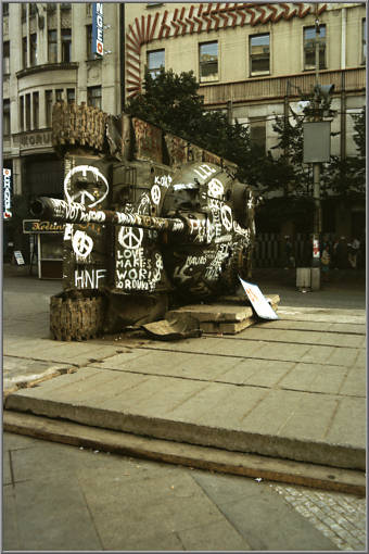 Umgekippter Panzer am Wenzelsplatz